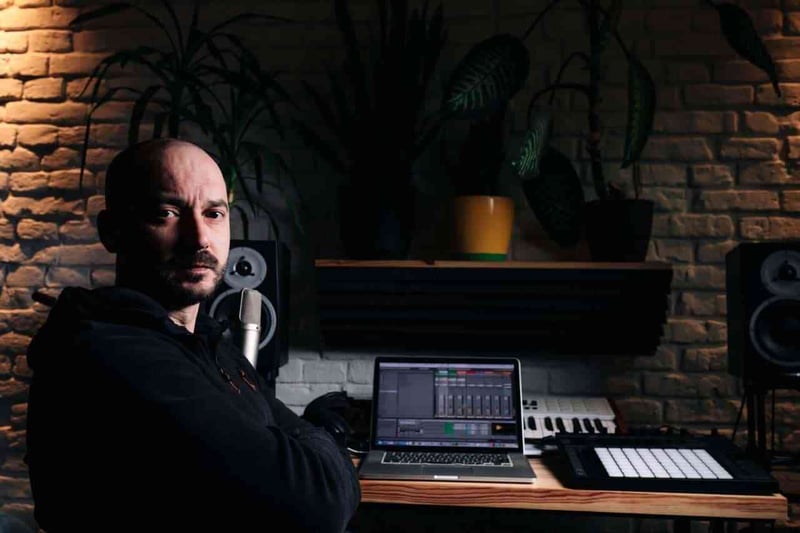 Андрій Довгайчук у студії, для створення якої отримав грант