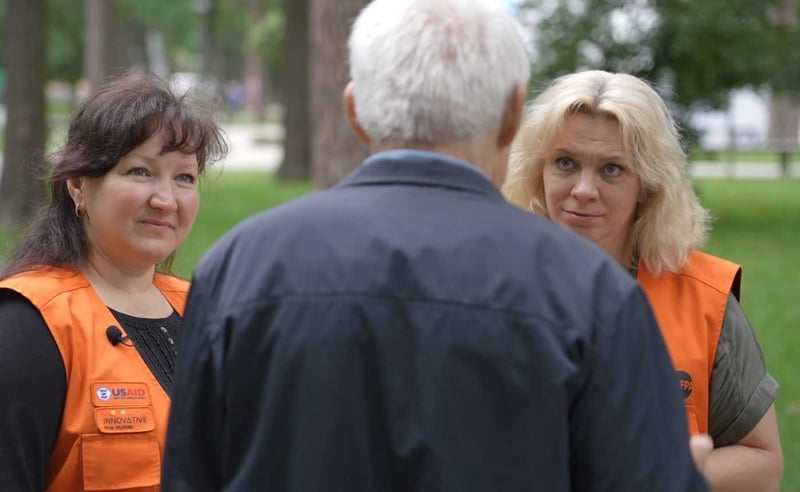 Мобільні бригади соціально-психологічної допомоги UNFPA в Ірпені під час роботи з клієнтом.
