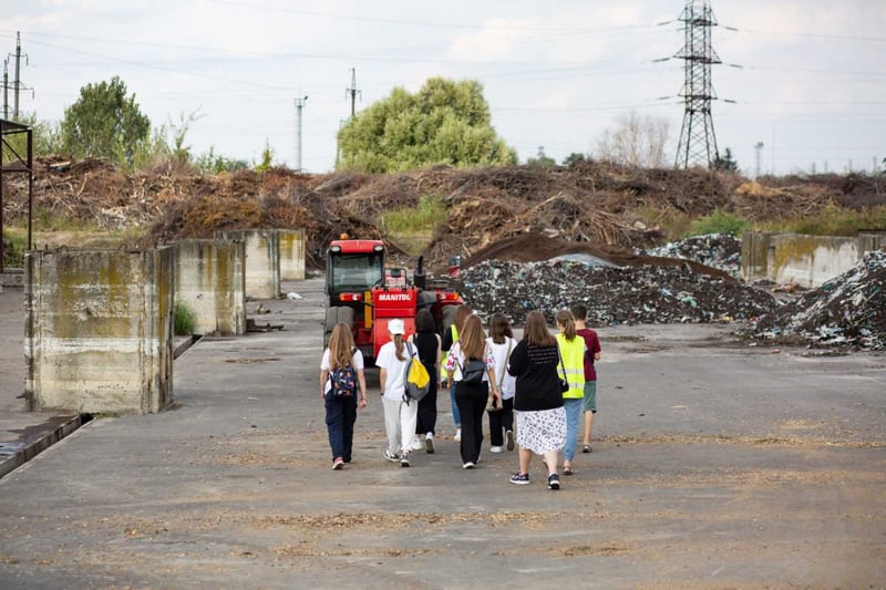 Учасники програми з екології відвідують полігон із сортування сміття