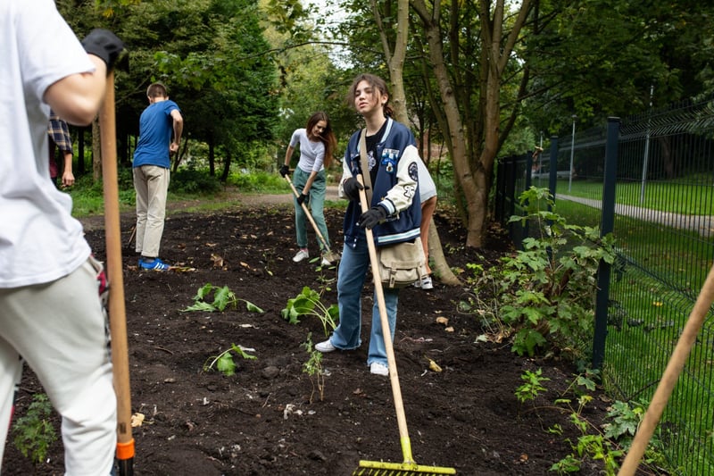 Група людей бере участь у зеленій ініціативі з озеленення