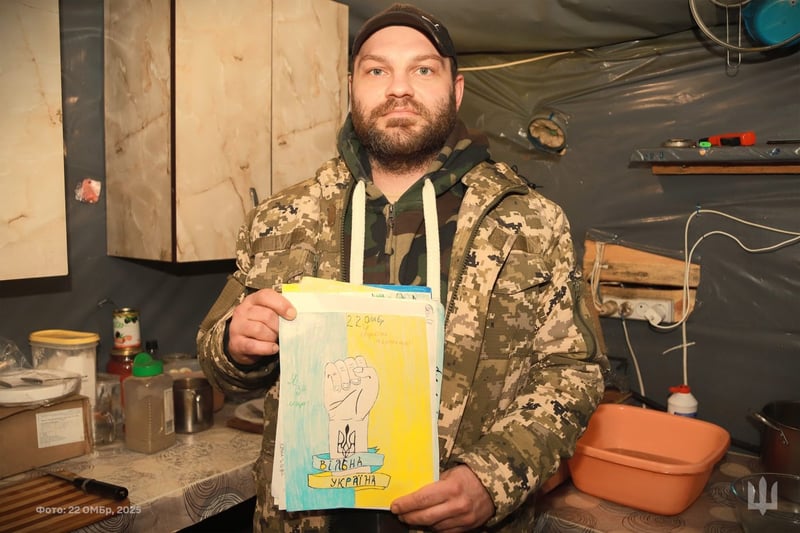 військові з дитячими малюнками