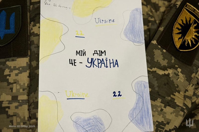 військові з дитячими малюнками