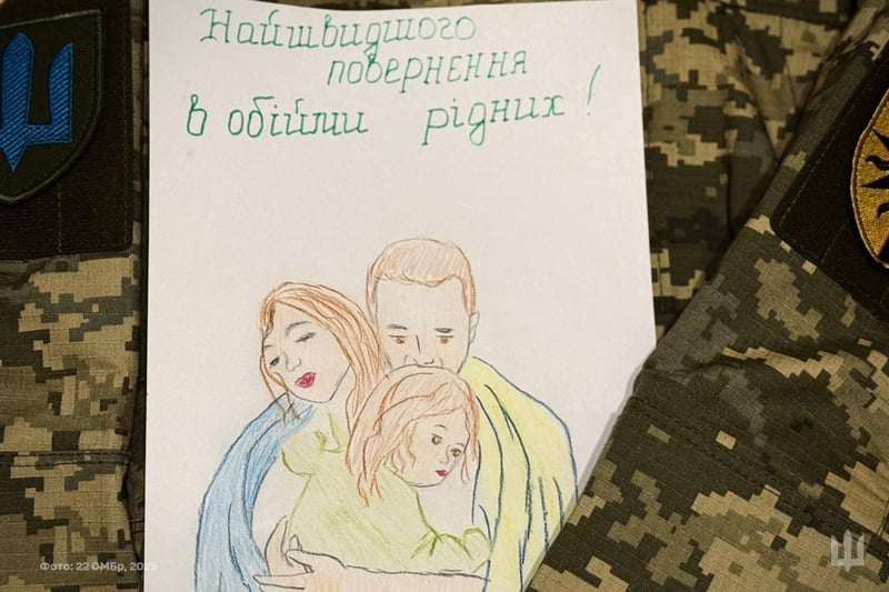 військові з дитячими малюнками