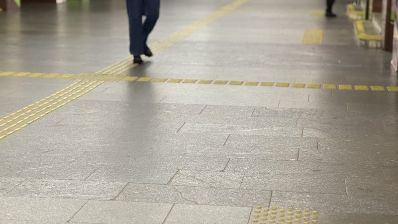 Тактильні смуги в метро Києва