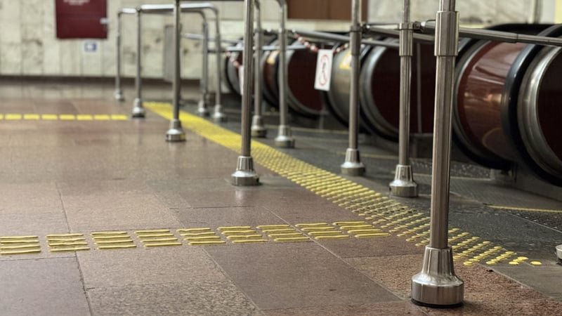Тактильні смуги в метро Києва