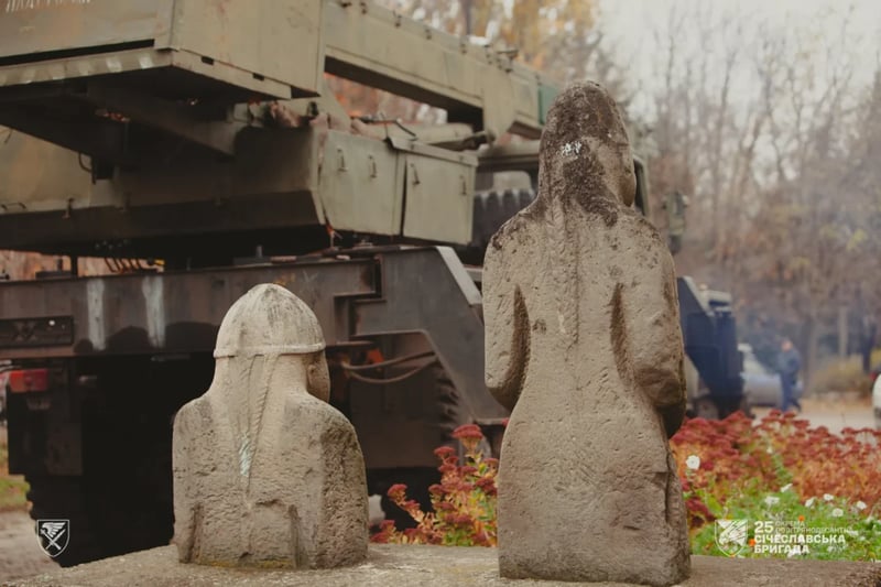 Військовослужбовці 25-ї окремої повітрянодесантної Січеславської бригади евакуювали половецькі кам&rsquo;яні статуї 
