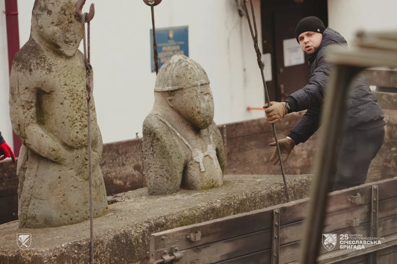 Військовослужбовці 25-ї окремої повітрянодесантної Січеславської бригади евакуювали половецькі кам&rsquo;яні статуї 