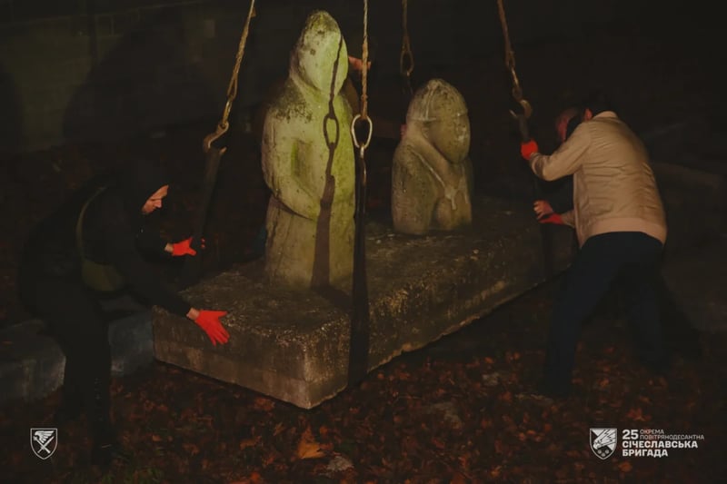 Військовослужбовці 25-ї окремої повітрянодесантної Січеславської бригади евакуювали половецькі кам&rsquo;яні статуї 