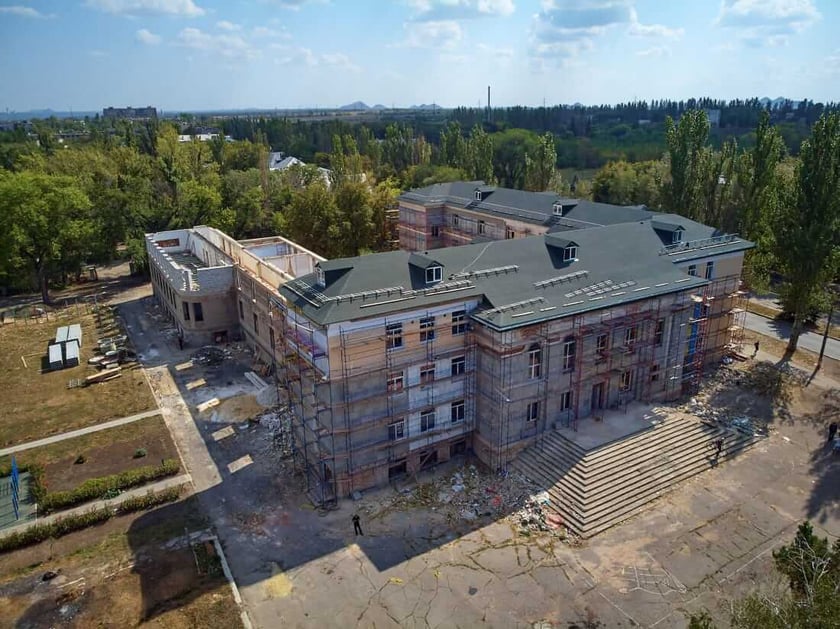 В Донецкой области капитально ремонтируют уничтоженную обстрелами школу