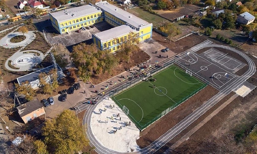 Под Мариуполем завершается строительство современной опорной школы