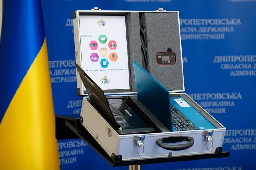 Центры предоставления админуслуг Луганщины получают мобильные кейсы