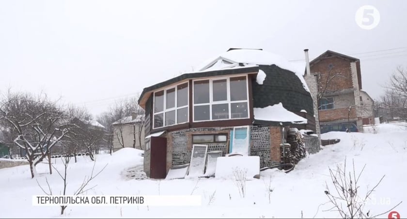 Українець збудував енергоощадний будинок із пляшок