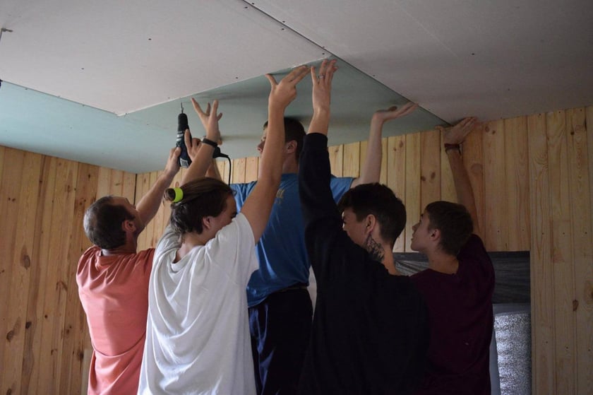 Волонтеры в Краматорске бесплатно делают ремонты нуждающимся