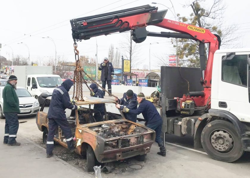 З вулиць Києва прибирають покинуті власниками автівки