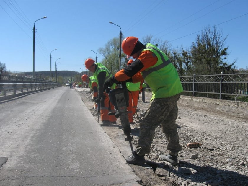 На Донеччині ремонтують великий міст через Сіверський Донець
