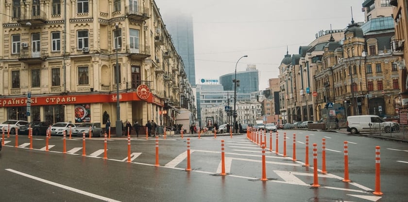 У столиці на Подолі встановили антипаркувальні стовпчики