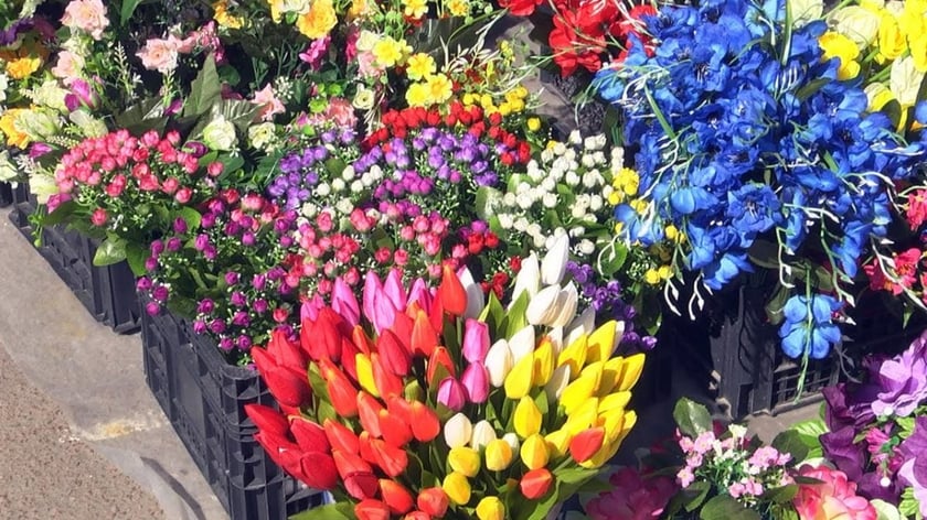 В Умані заборонять продавати штучні квіти