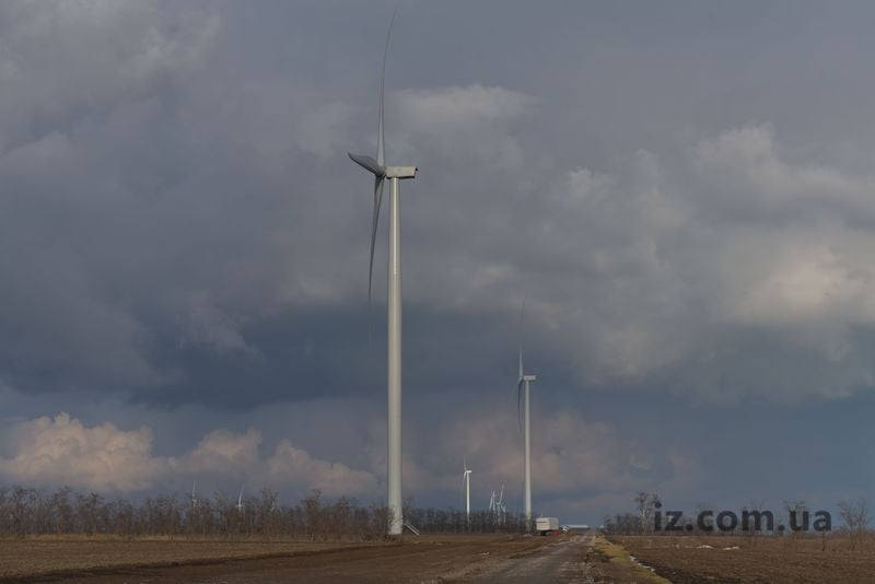 На Запоріжжі встановили перші 25 вітротурбін Приморської ВЕС