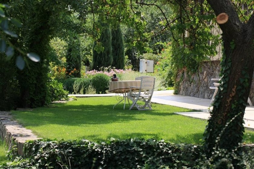 Українка з Дніпропетровщини створила унікальний авторський сад