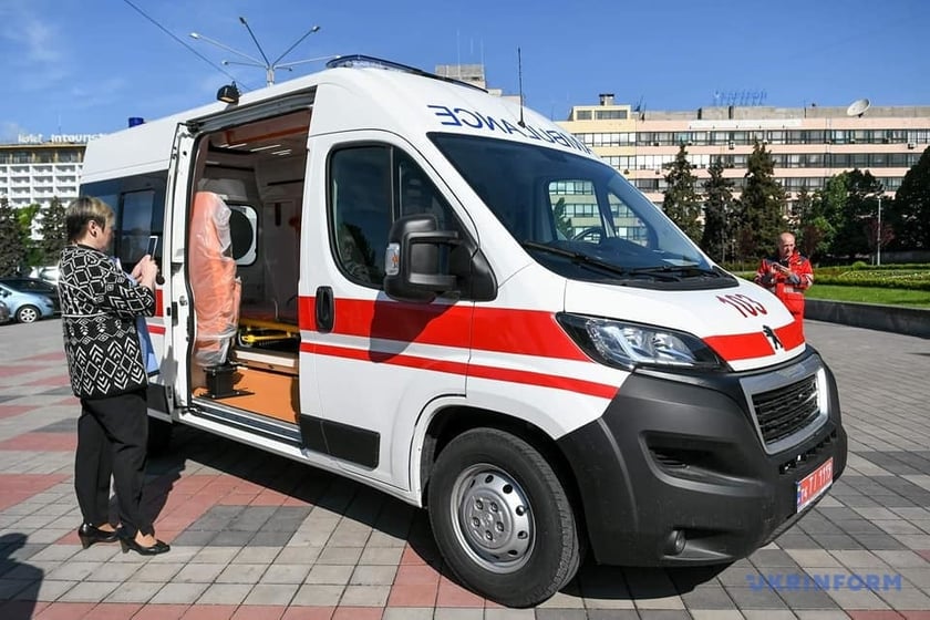 Запорізькі медики отримали 6 автомобілів швидкої допомоги