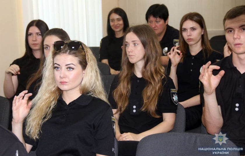 На Луганщині дільничні поліцейські вивчають мову жестів