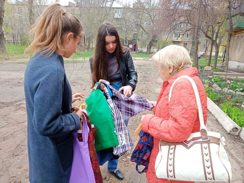 Школярі у Торецьку шиють екосумки зі старих речей