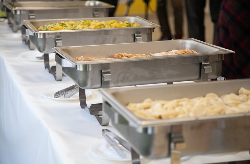 У Києві у шкільних їдальнях запускають систему “шведський стіл”