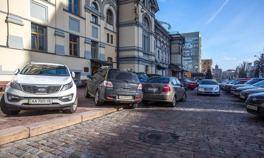 На вулицях Києва з’явиться близько 100 інспекторів із паркування