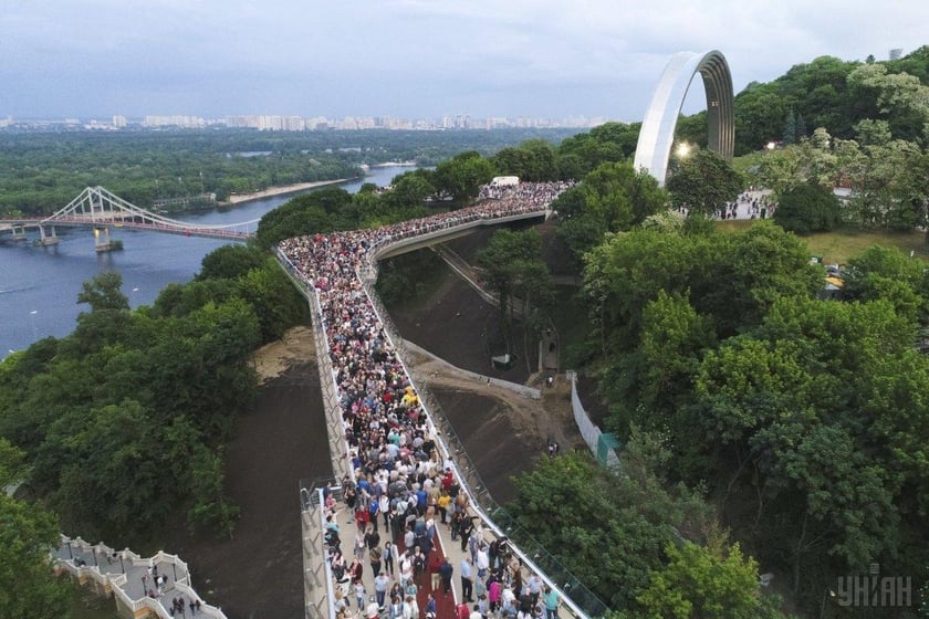 На пішохідно-велосипедному мосту в Києві встановлять антивандальне скло
