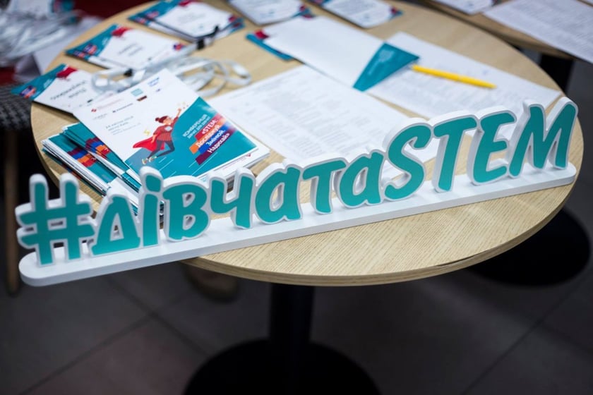 Дівчаток-програмісток запрошують на хакатон у Маріуполі