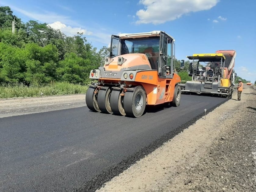 На Запоріжжі ремонтують стратегічну автомагістраль