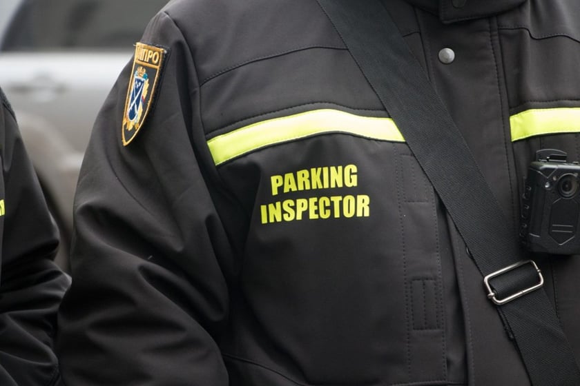 На вулиці Києва вже вийшли інспектори з паркування: відео