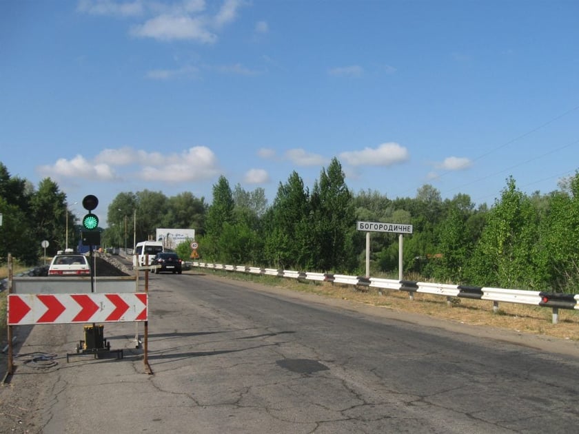 Дорожники завершують ремонт моста поблизу Святогірська