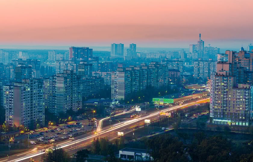 На проспекті в Києві вкладають асфальт, як на злітних смугах аеропортів