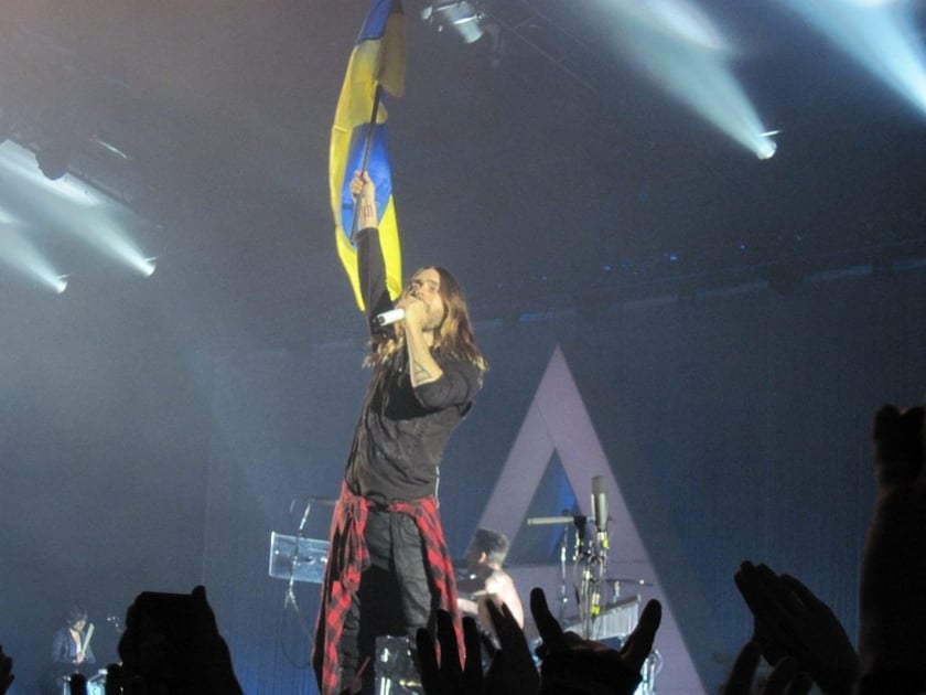 Джаред Лето співав на Пішохідному мосту в Києві (відео)