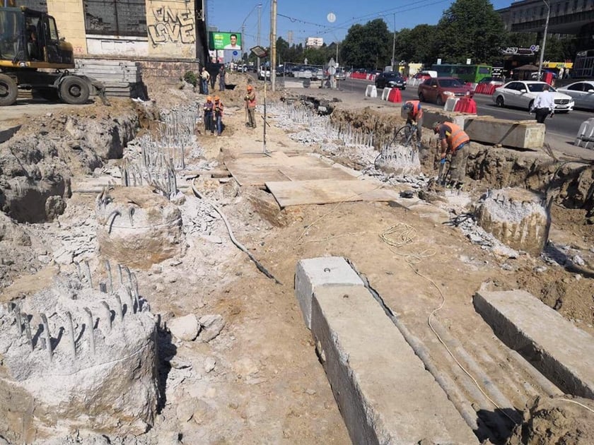 У Києві на Шулявці розпочали монтувати опори нового шляхопроводу (ФОТО)