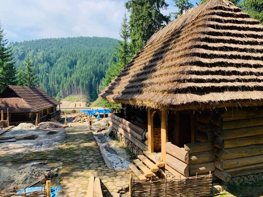 Посеред лісу на Прикарпатті створюють «Гуцул Ленд»: подробиці