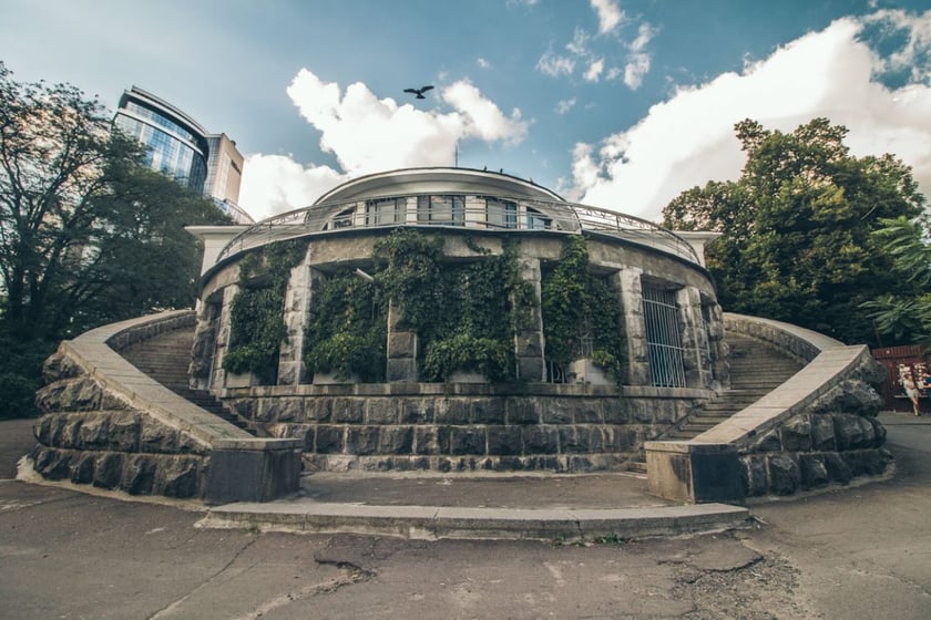 У Києві біля ботсаду Фоміна активісти реконструюють сходи та облаштовують пандуси