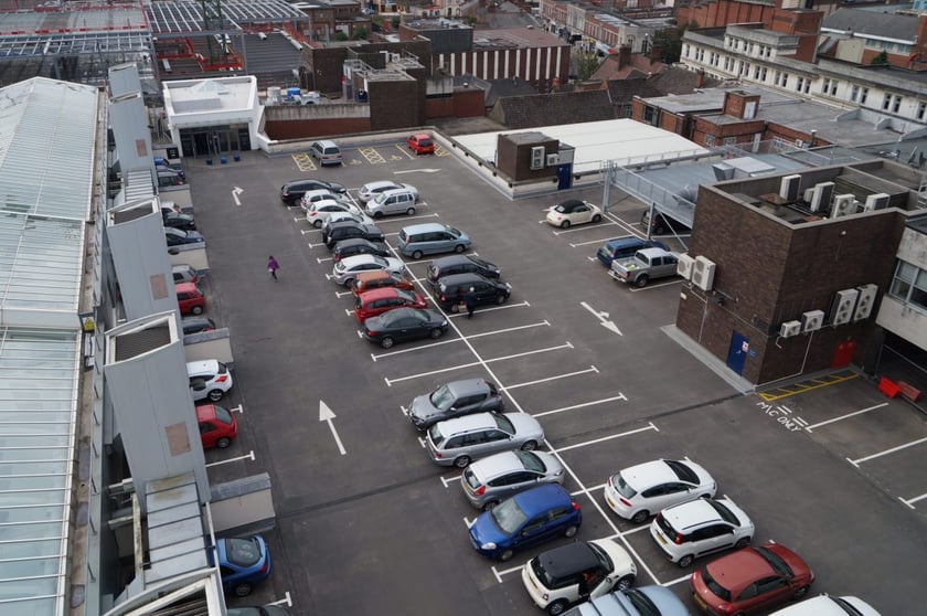 Відтепер можна будувати парковки на дахах громадських будівель