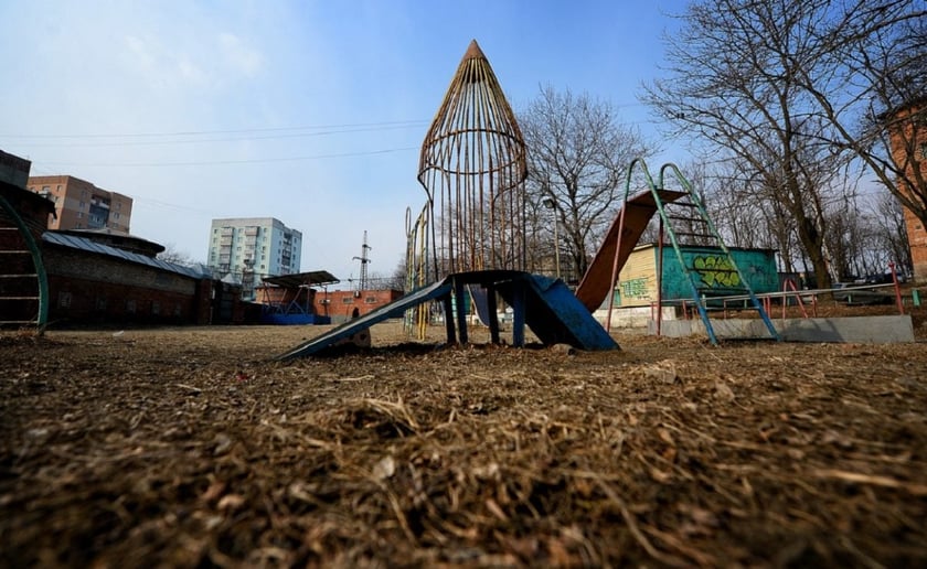 У Києві демонтують небезпечні дитячі майданчики