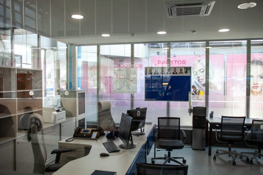 У Києві на одній зі станцій метрополітену відкрили прозорий офіс поліції