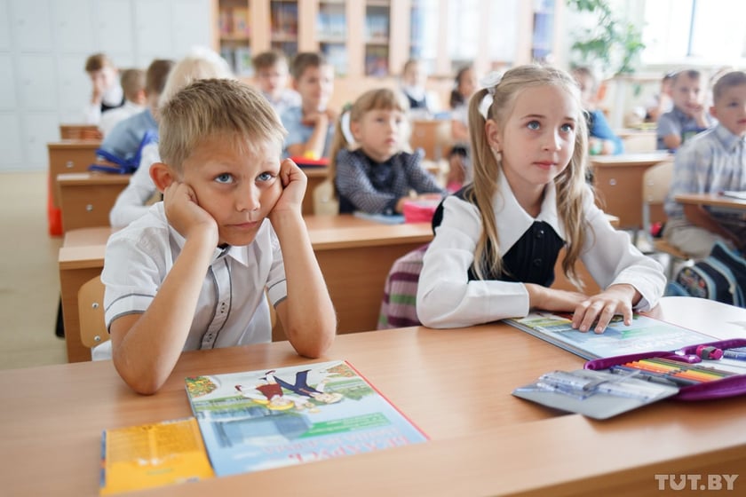 Українським вчителям підвищать зарплату: коли і скільки платитимуть