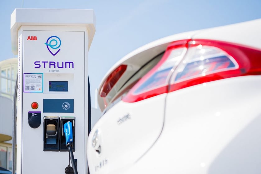 На смарт-вулиці в Києві встановили велику зарядну станцію для електрокарів