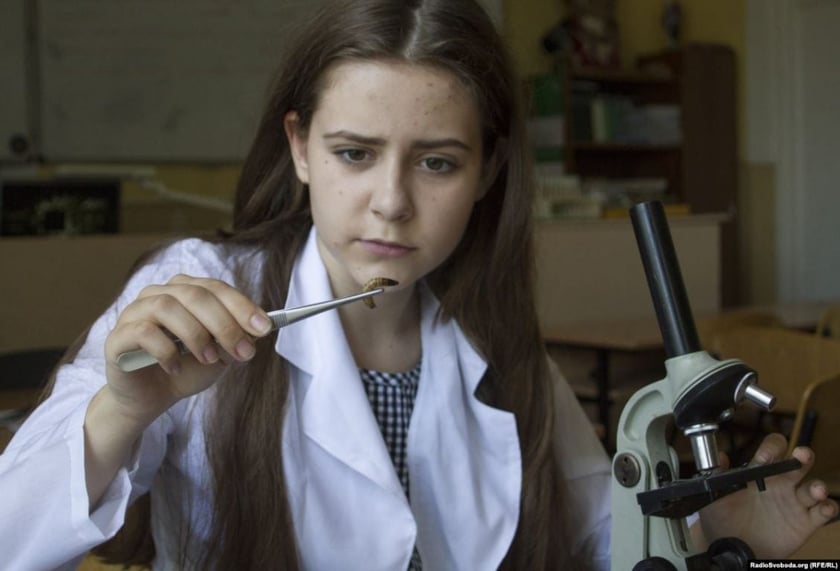 Маріупольчанка знайшла спосіб утилізувати поліетилен за допомогою жуків