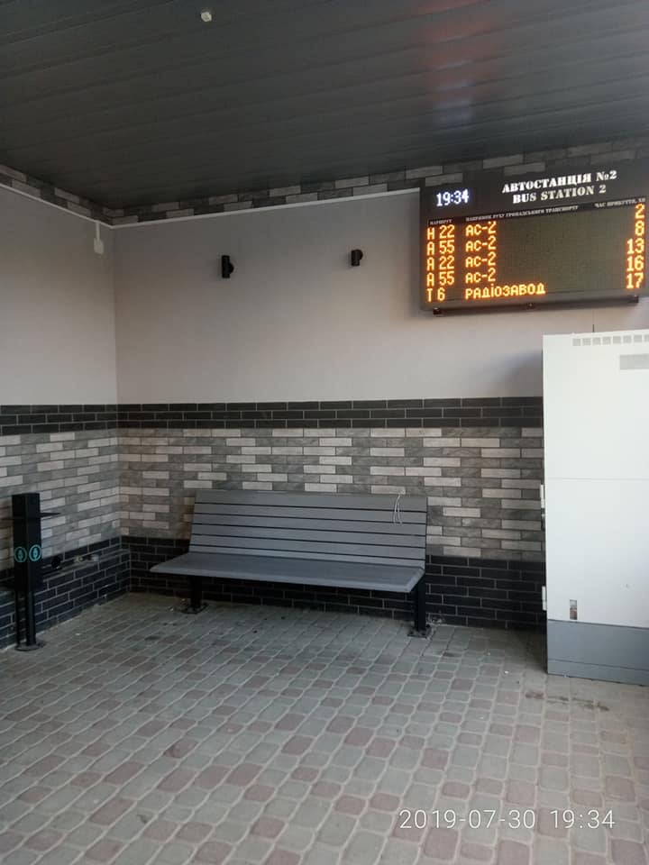 У Франківську на автостанції відкрили зупинку з кондиціонером, зарядками та Wi-Fi