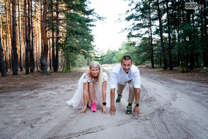 Як у Полтаві молодята відзначили одруження забігом в центрі міста (ВІДЕО)