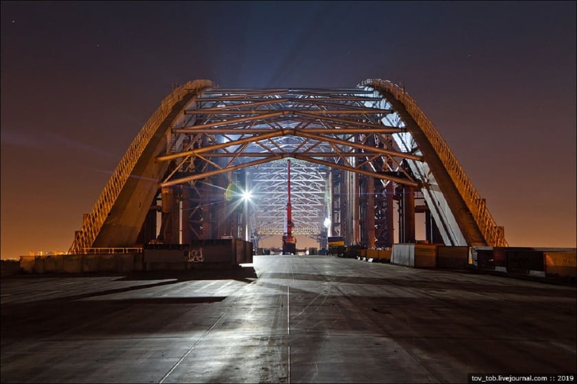 На будівництві моста на Троєщину виконали одну з найскладніших частин роботи (ФОТО)