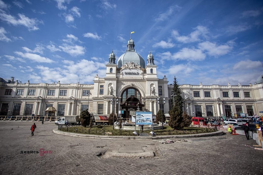 Коли завершать ремонт площі перед залізничним вокзалом у Львові (ФОТО)