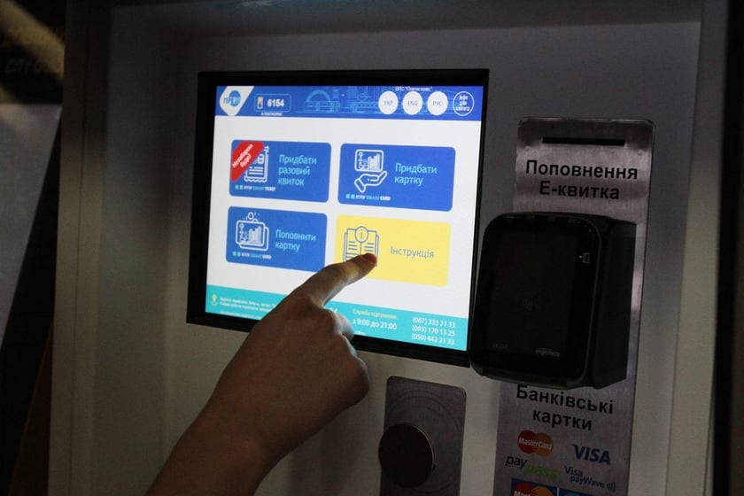 У Києві 15 станцій метро підключили автомати для купівлі е-квитка