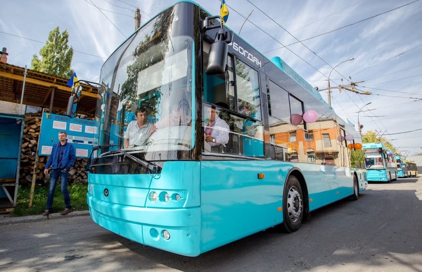 На вулиці Хмельницького виїхали 5 нових тролейбусів